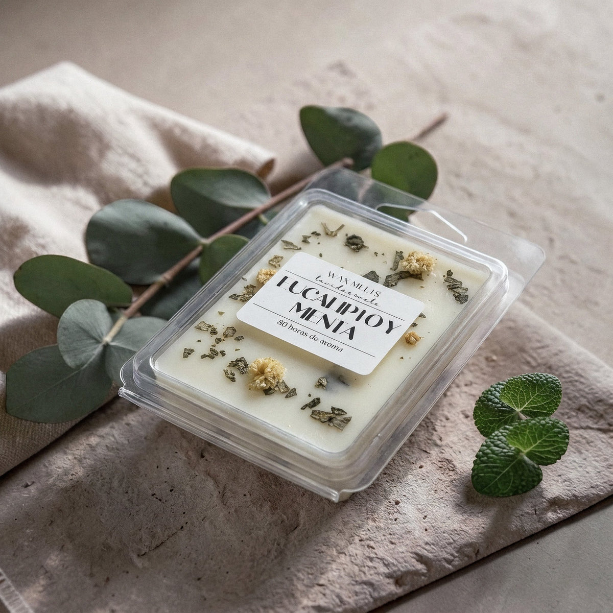 Wax melts Eucalipto & Menta en su envase, con rama de eucalipto y hojas de menta
